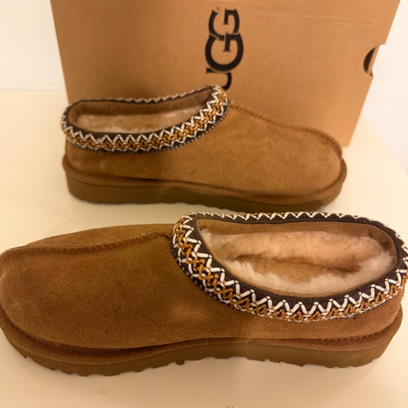NWT UGG size 7 slippers - Picture 2 of 8